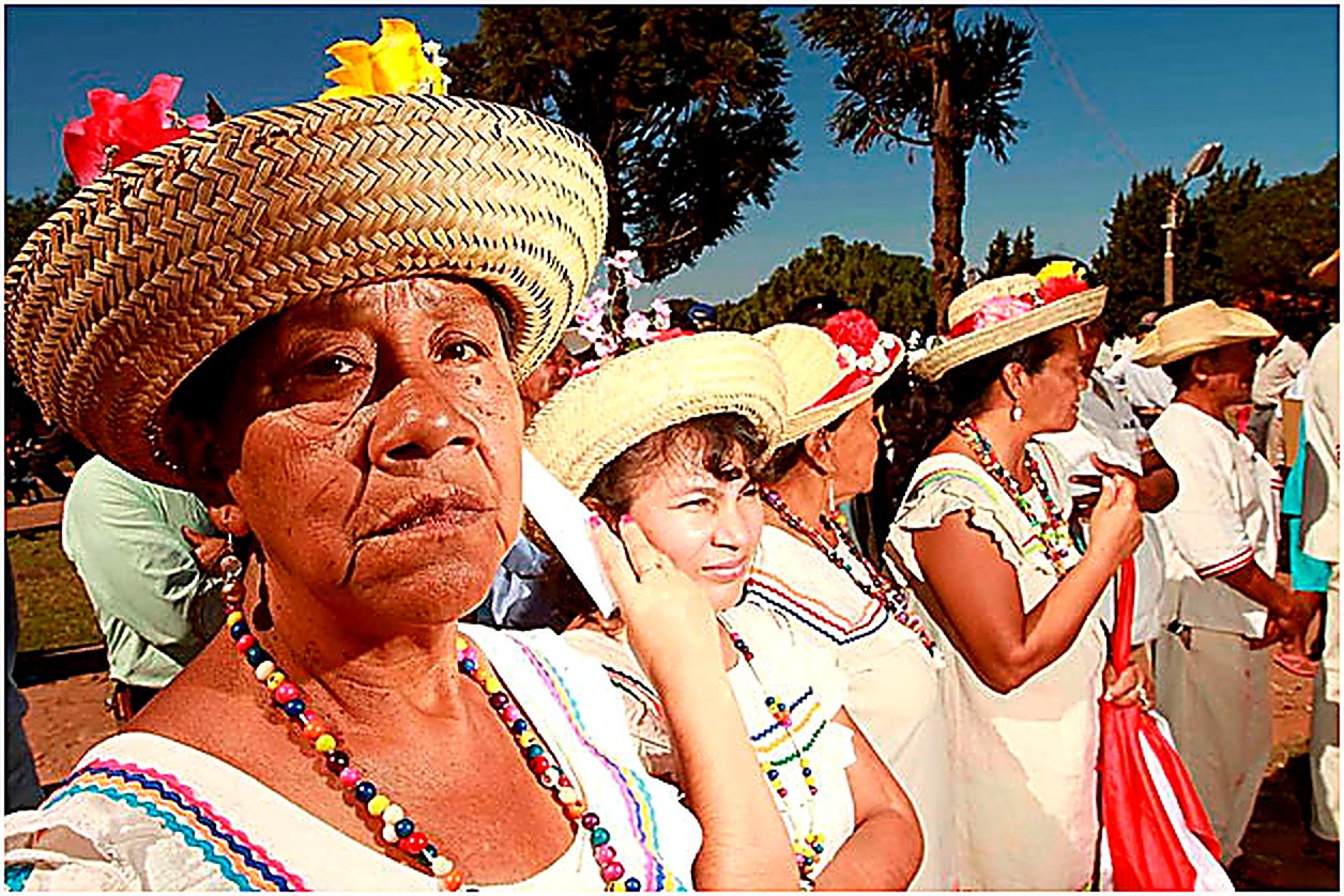 Mujeres chiquitanas con sombrero de sarao y vestido bordado
