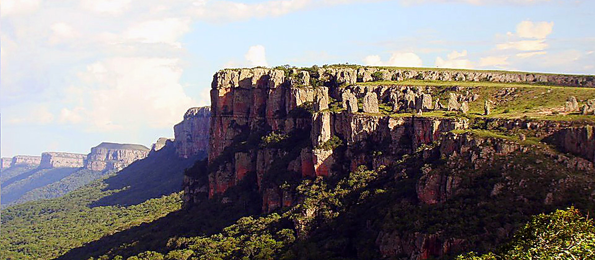 La Serranía de Santiago con su paredón de roca roja